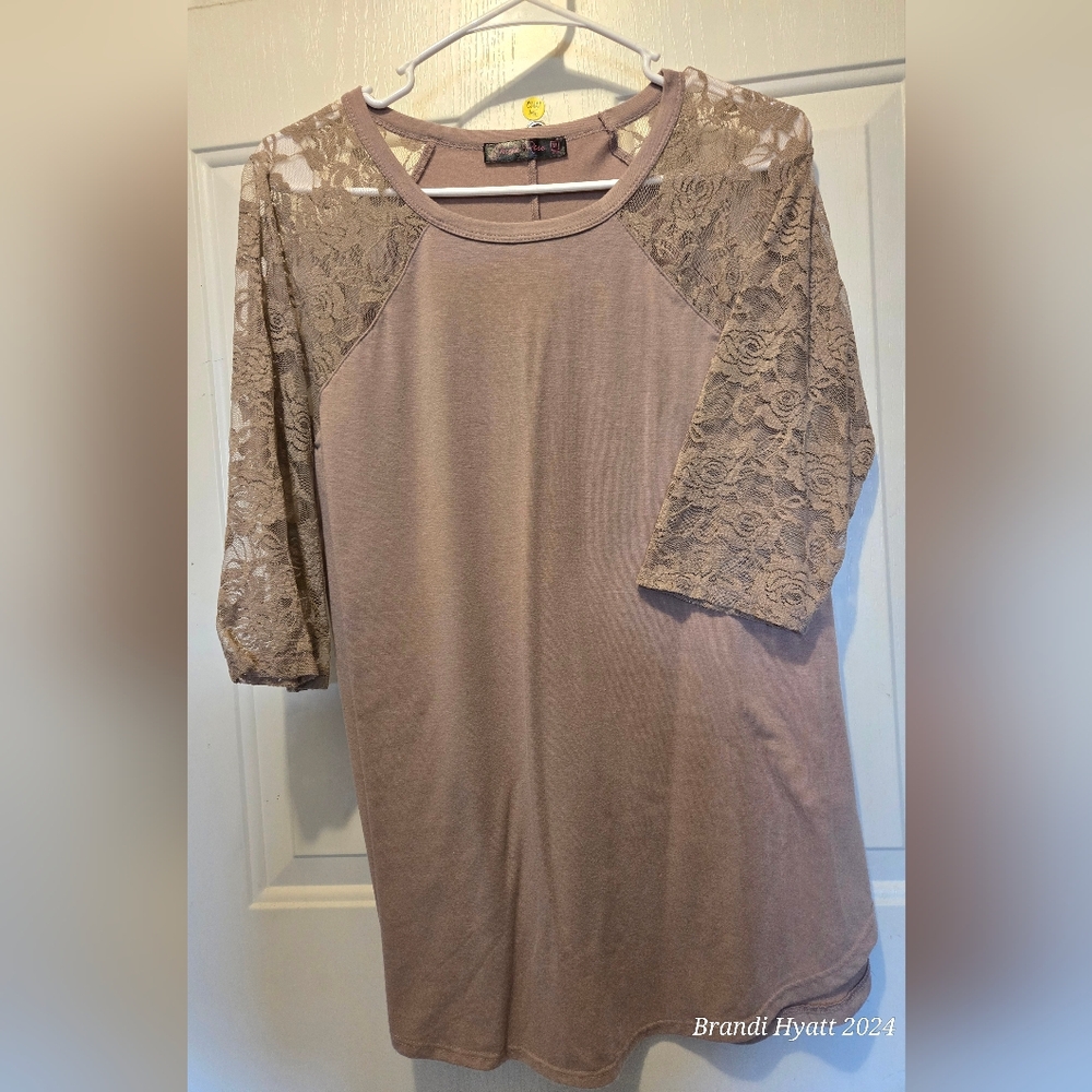 Shiela Rose 3/4 sleeve lace sleeve shirt